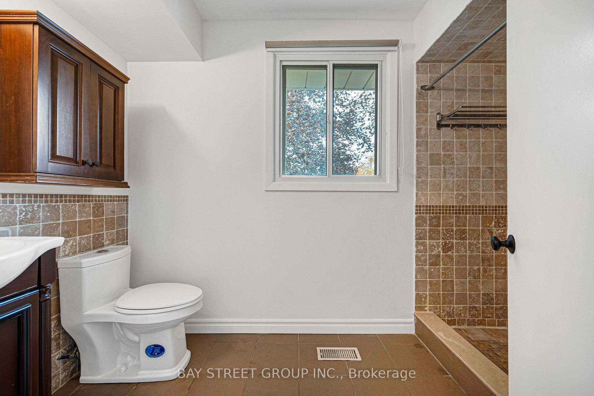 Photo 14 of 35 Kemano Road, Aurora, Aurora Heights — HOMEH