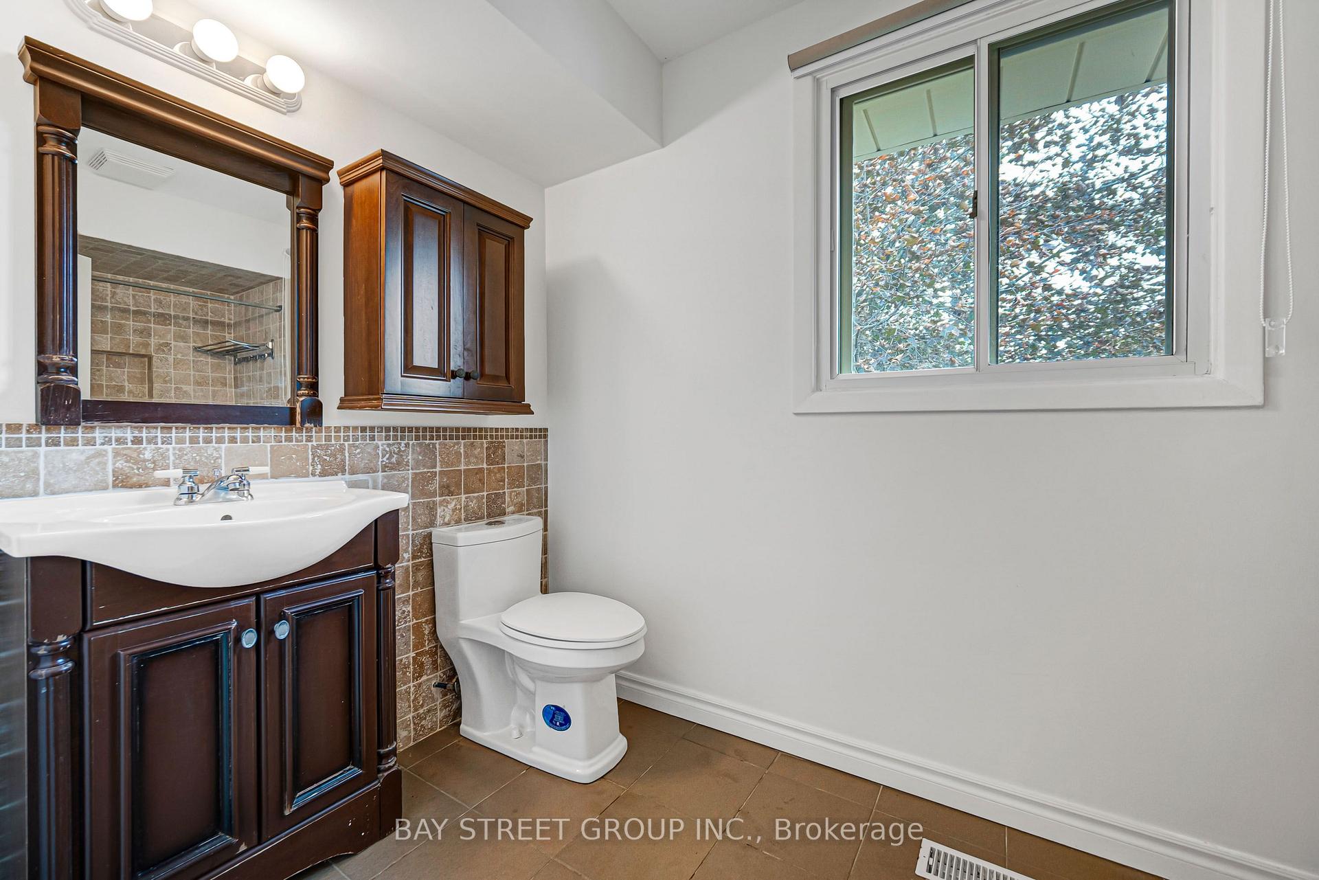 Photo 15 of 35 Kemano Road, Aurora, Aurora Heights — HOMEH