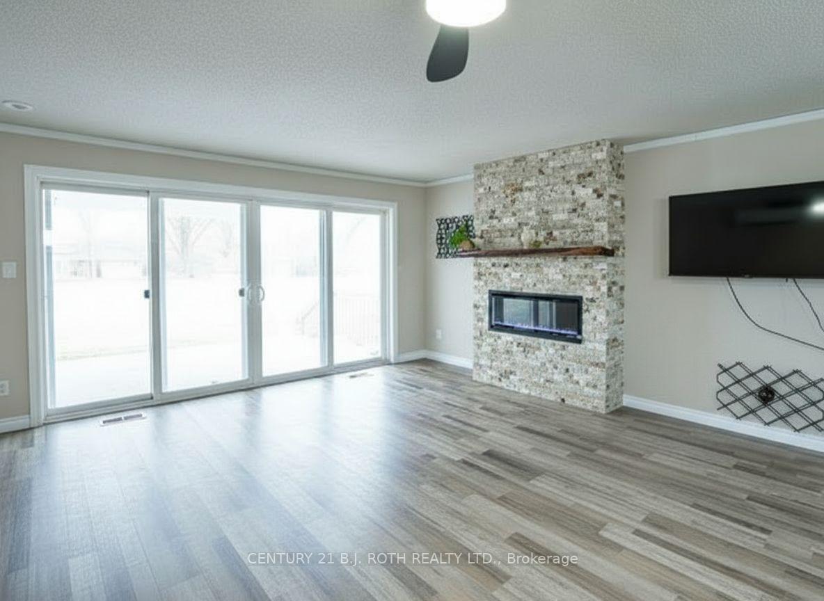 Photo 3 of Unit Unit 27, 1 Paradise Boulevard S, Ramara, Rural Ramara — HOMEH