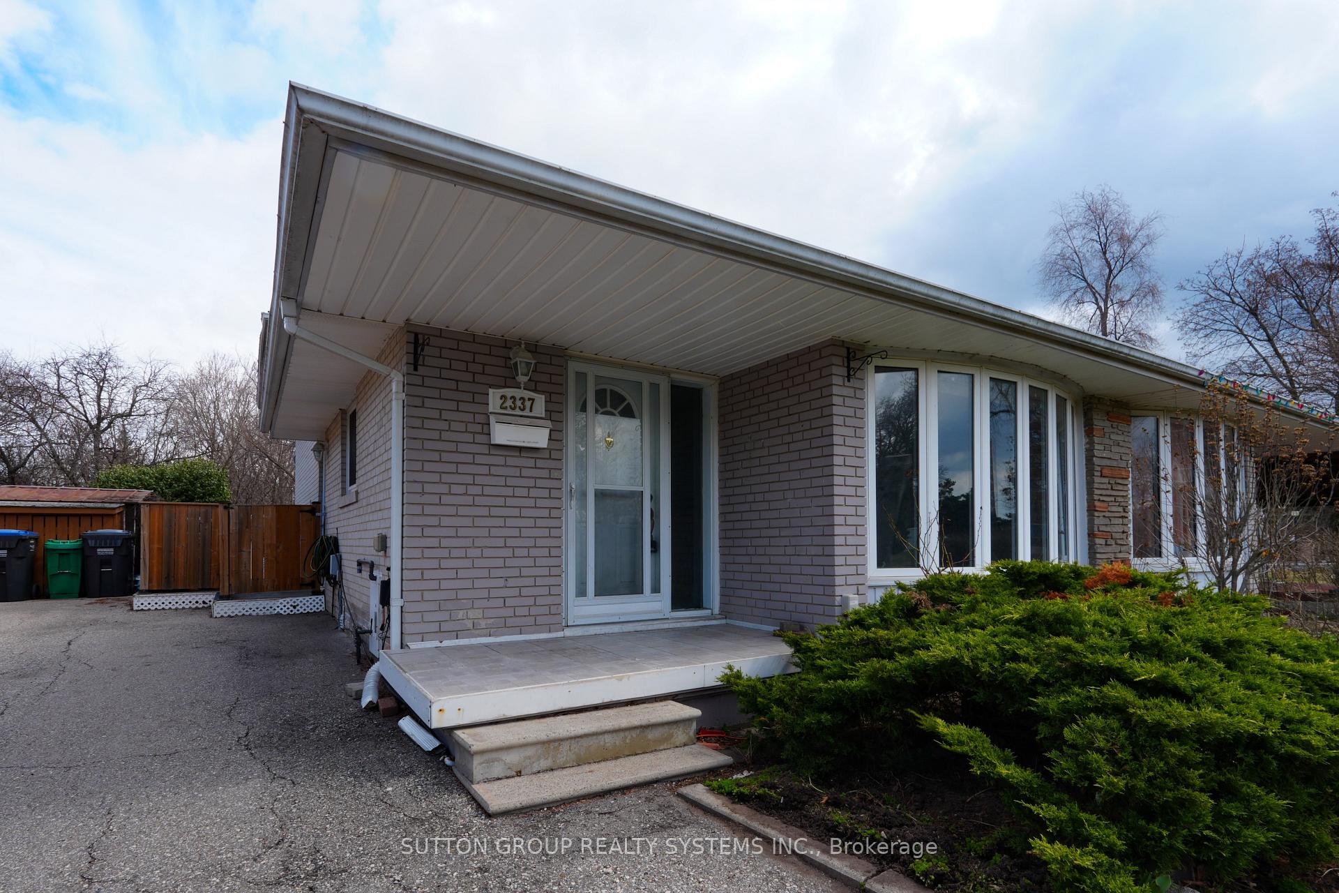 Photo 2 of 2337 Padstow Crescent, Mississauga, Clarkson — HOMEH