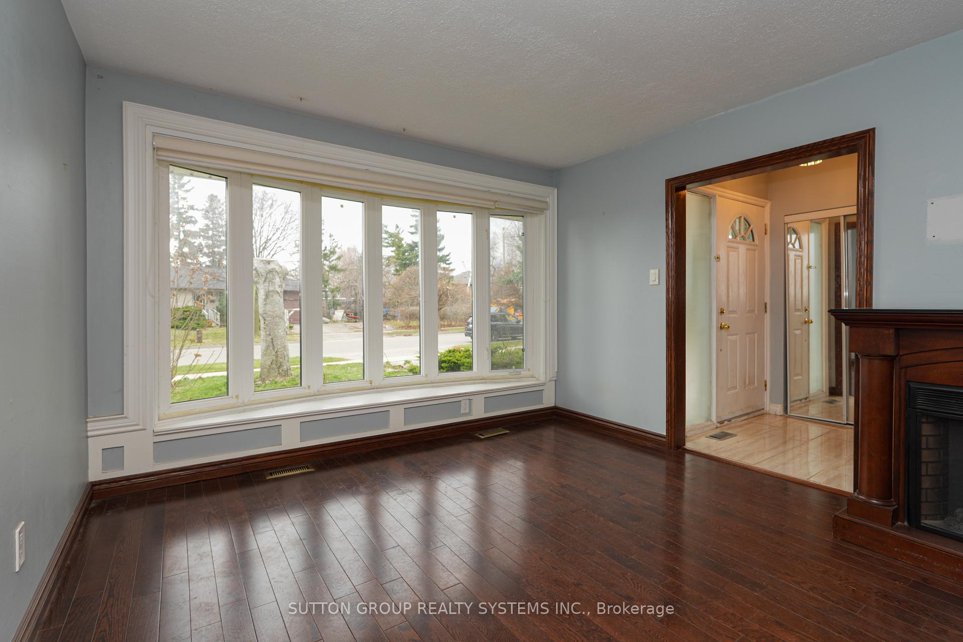 Photo 4 of 2337 Padstow Crescent, Mississauga, Clarkson — HOMEH
