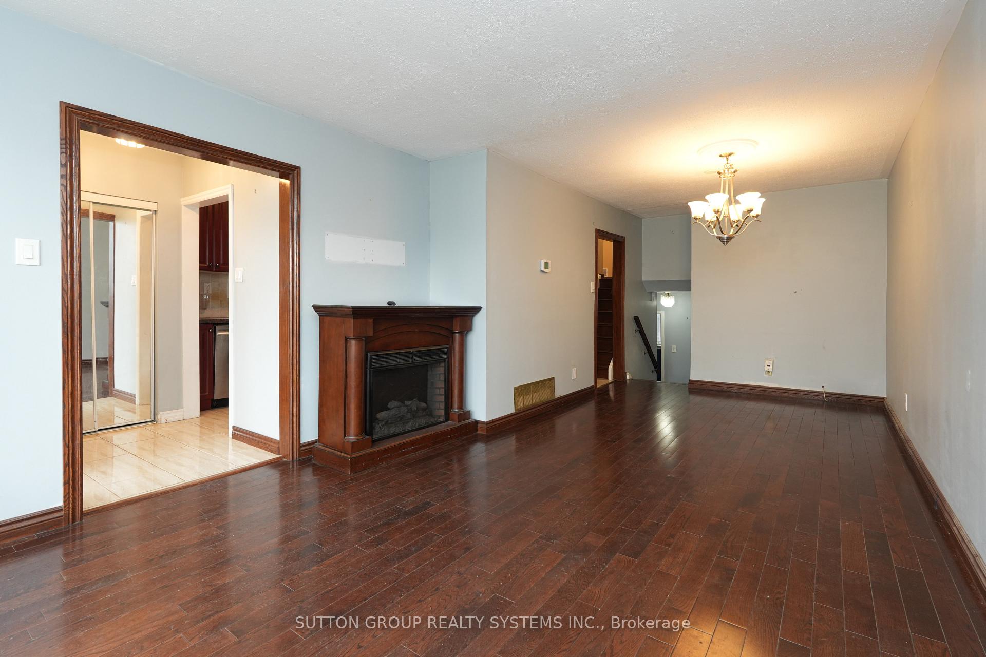 Photo 5 of 2337 Padstow Crescent, Mississauga, Clarkson — HOMEH