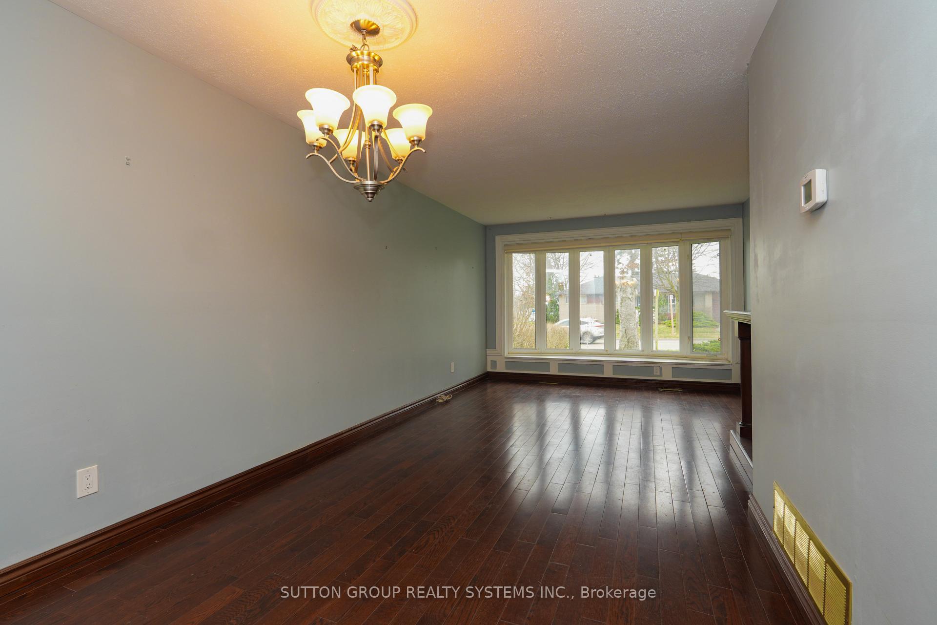 Photo 6 of 2337 Padstow Crescent, Mississauga, Clarkson — HOMEH
