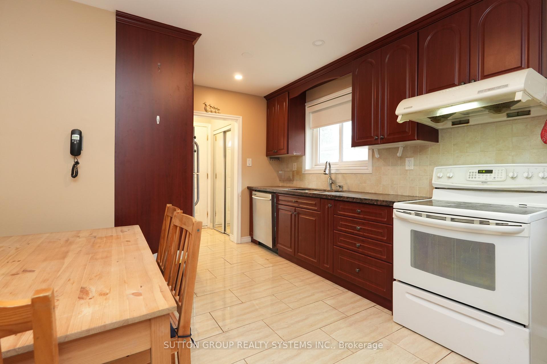 Photo 7 of 2337 Padstow Crescent, Mississauga, Clarkson — HOMEH