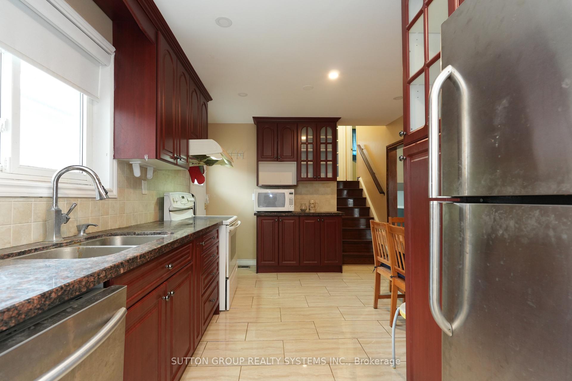 Photo 9 of 2337 Padstow Crescent, Mississauga, Clarkson — HOMEH