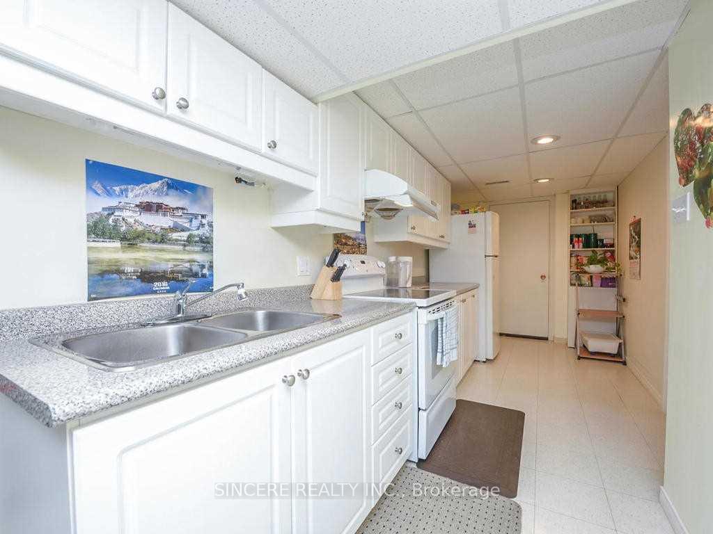 Photo 18 of 39 Kathrose Drive, North York, Pleasant View — HOMEH