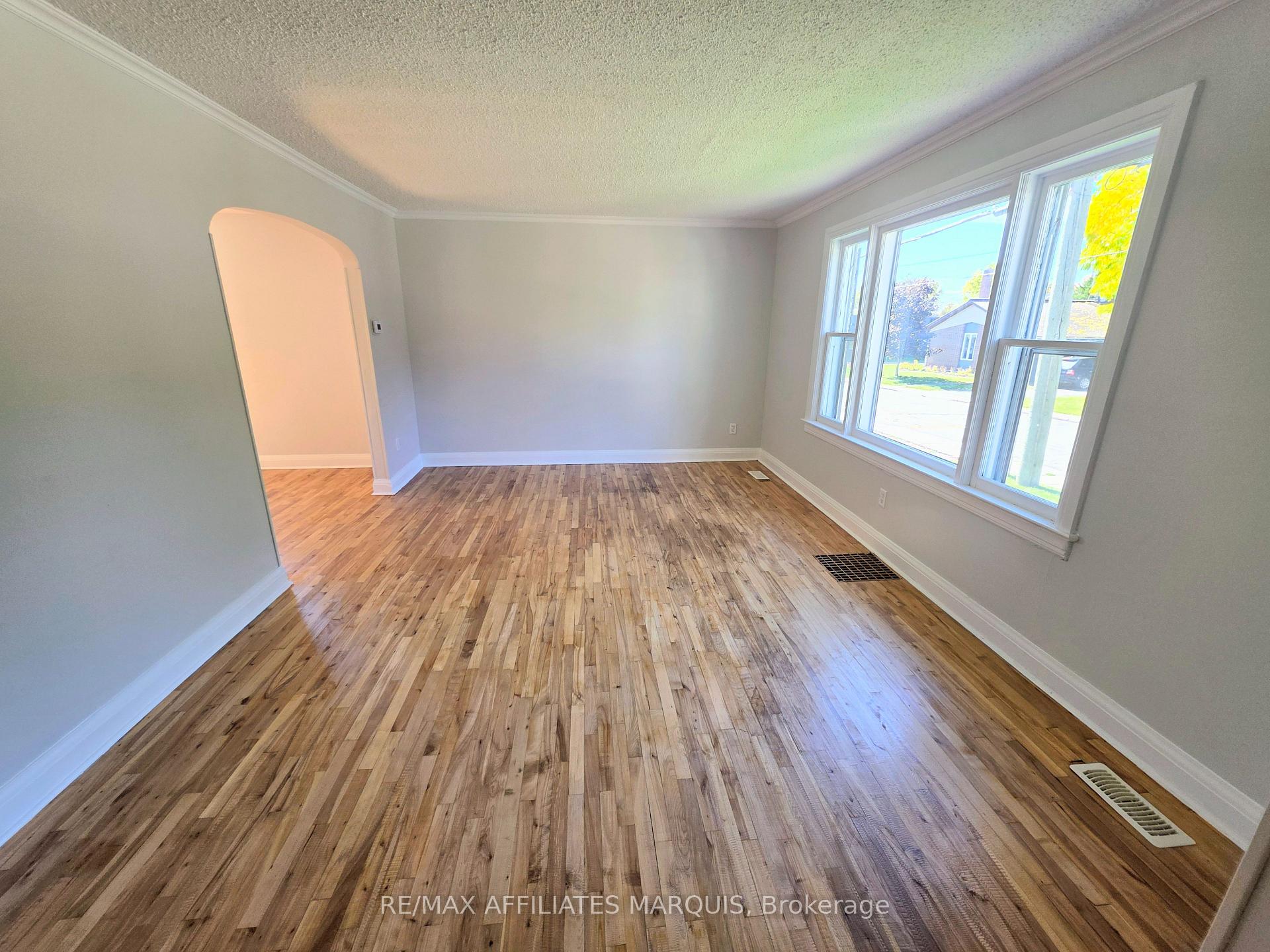 Photo 11 of 17 Maple Avenue N, Smiths Falls, Smiths Falls — HOMEH