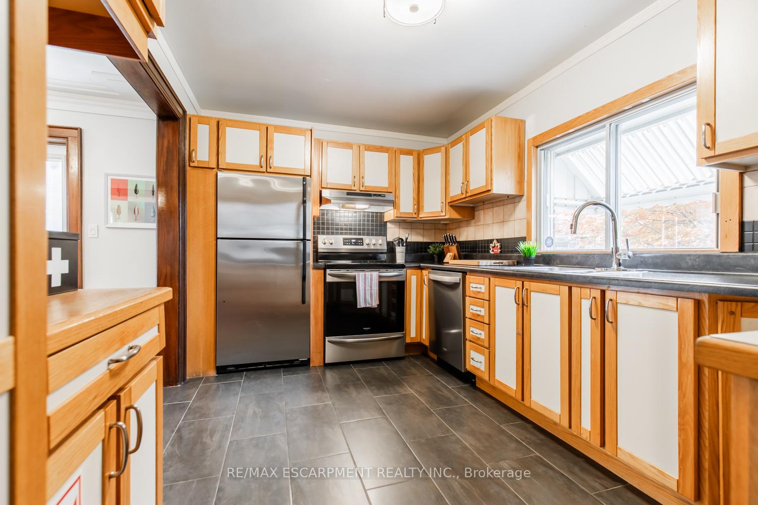 Photo 9 of 60 Lake Avenue Drive, Hamilton, Stoney Creek — HOMEH