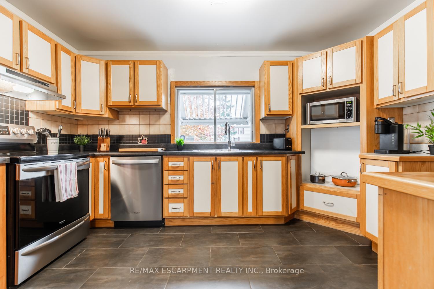 Photo 10 of 60 Lake Avenue Drive, Hamilton, Stoney Creek — HOMEH