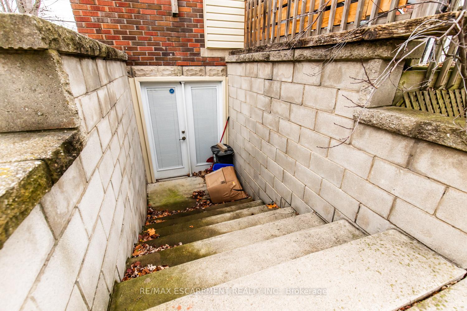 Photo 23 of 60 Lake Avenue Drive, Hamilton, Stoney Creek — HOMEH