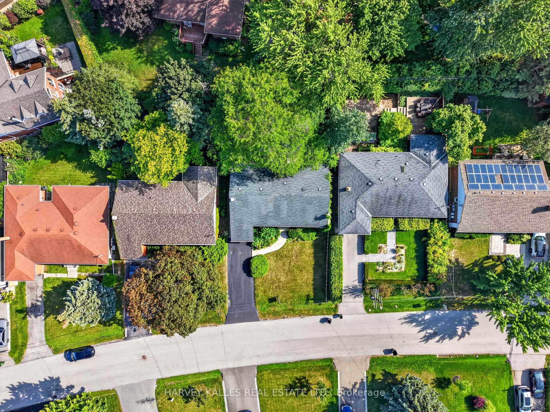 Photo 4 of 7 Greening Crescent, Etobicoke, Princess-Rosethorn — HOMEH