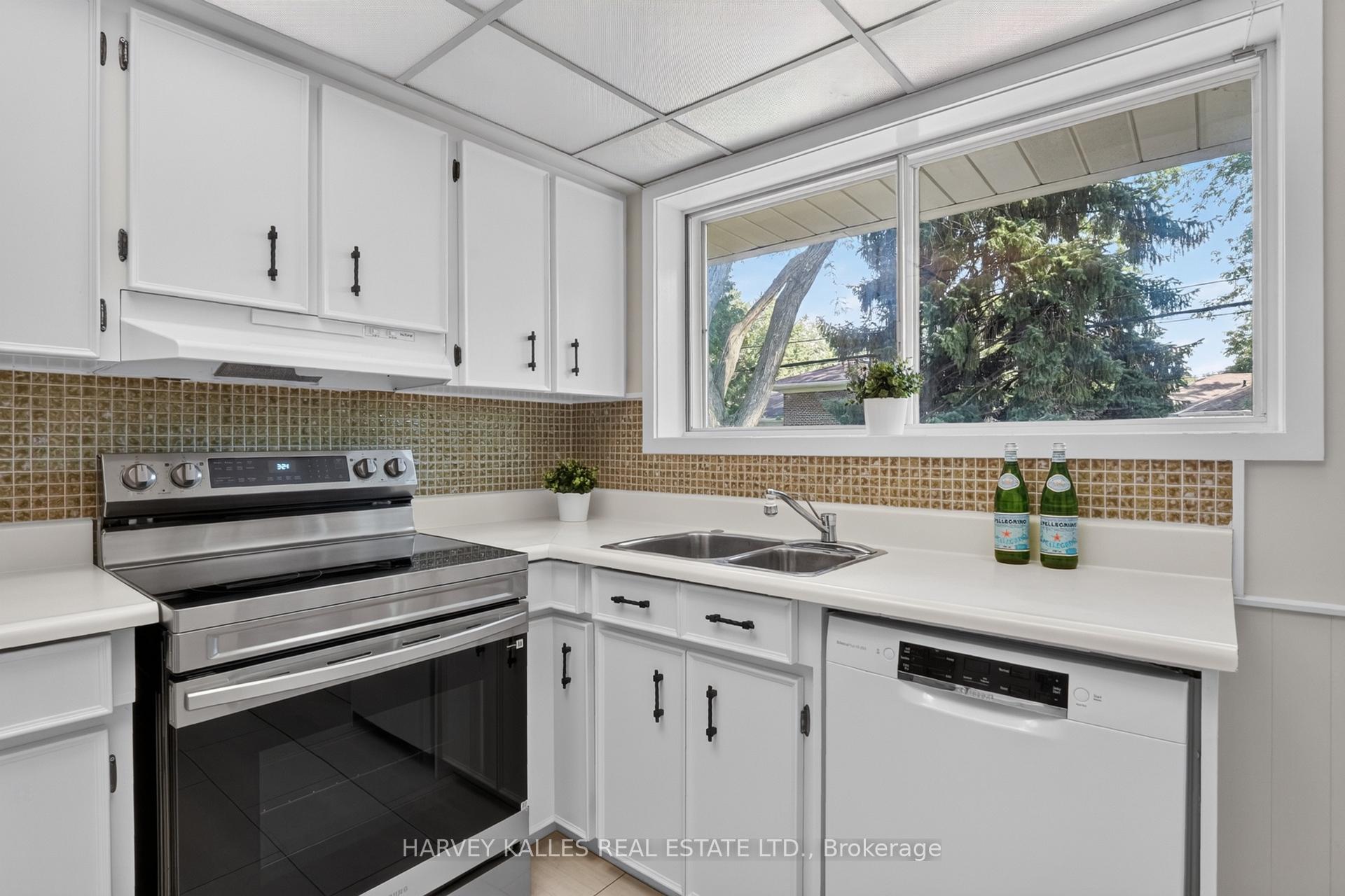Photo 15 of 7 Greening Crescent, Etobicoke, Princess-Rosethorn — HOMEH