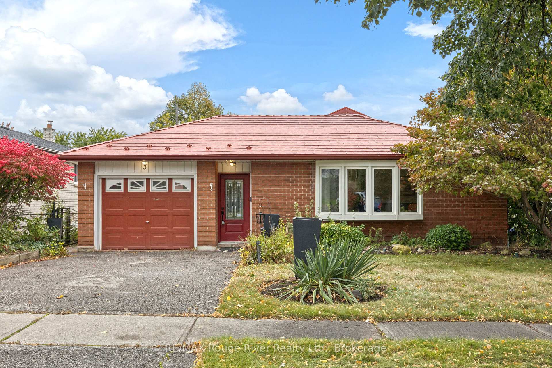Photo 2 of 3 Heatherwood Road, Ajax, South East — HOMEH