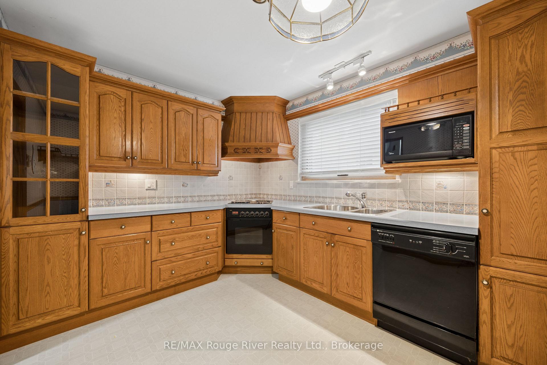 Photo 12 of 3 Heatherwood Road, Ajax, South East — HOMEH