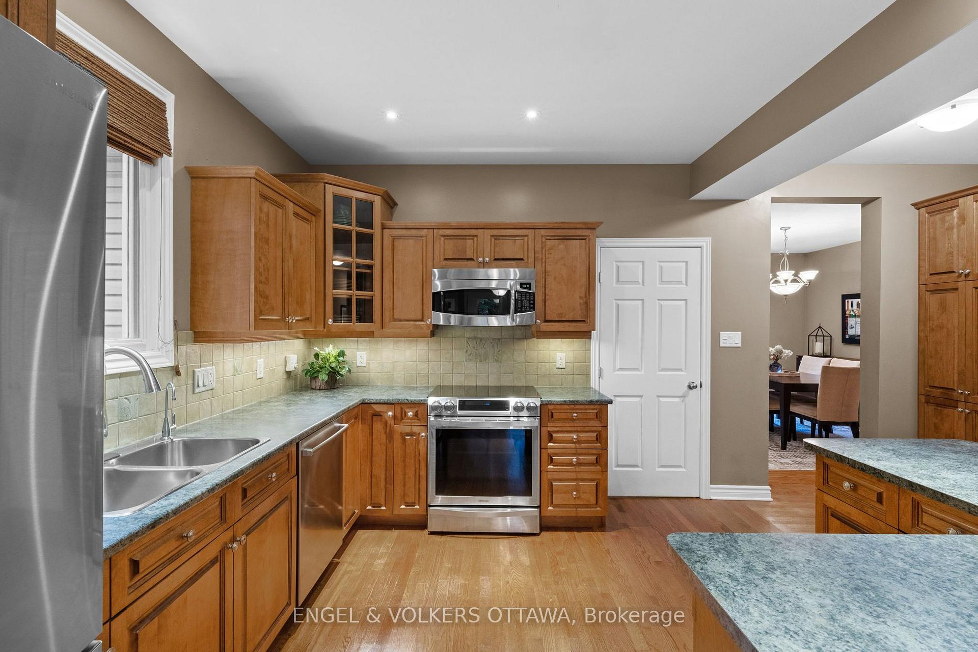 Photo 8 of 1629 Shauna Crescent, Ottawa, Greely — HOMEH
