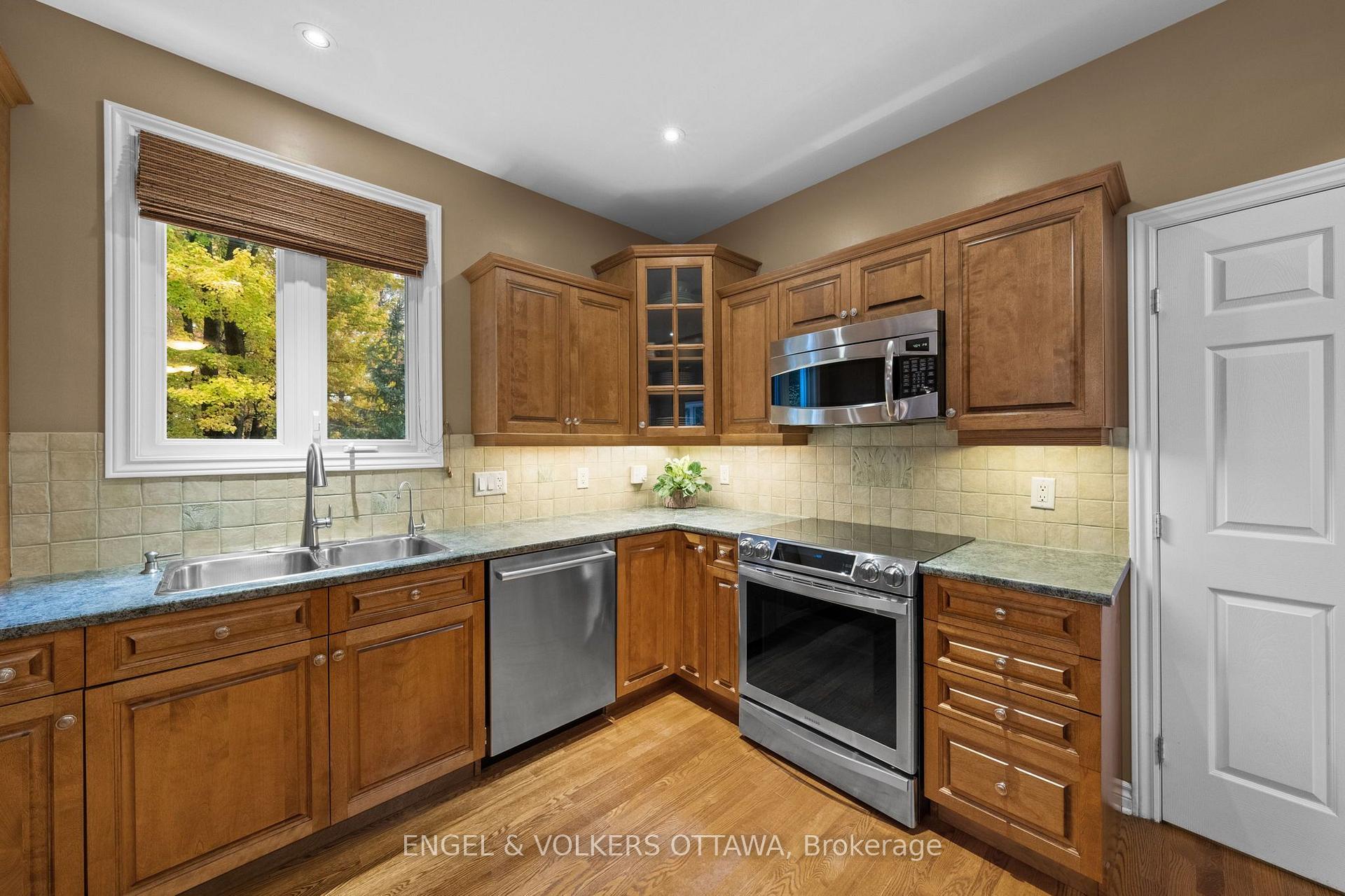 Photo 9 of 1629 Shauna Crescent, Ottawa, Greely — HOMEH