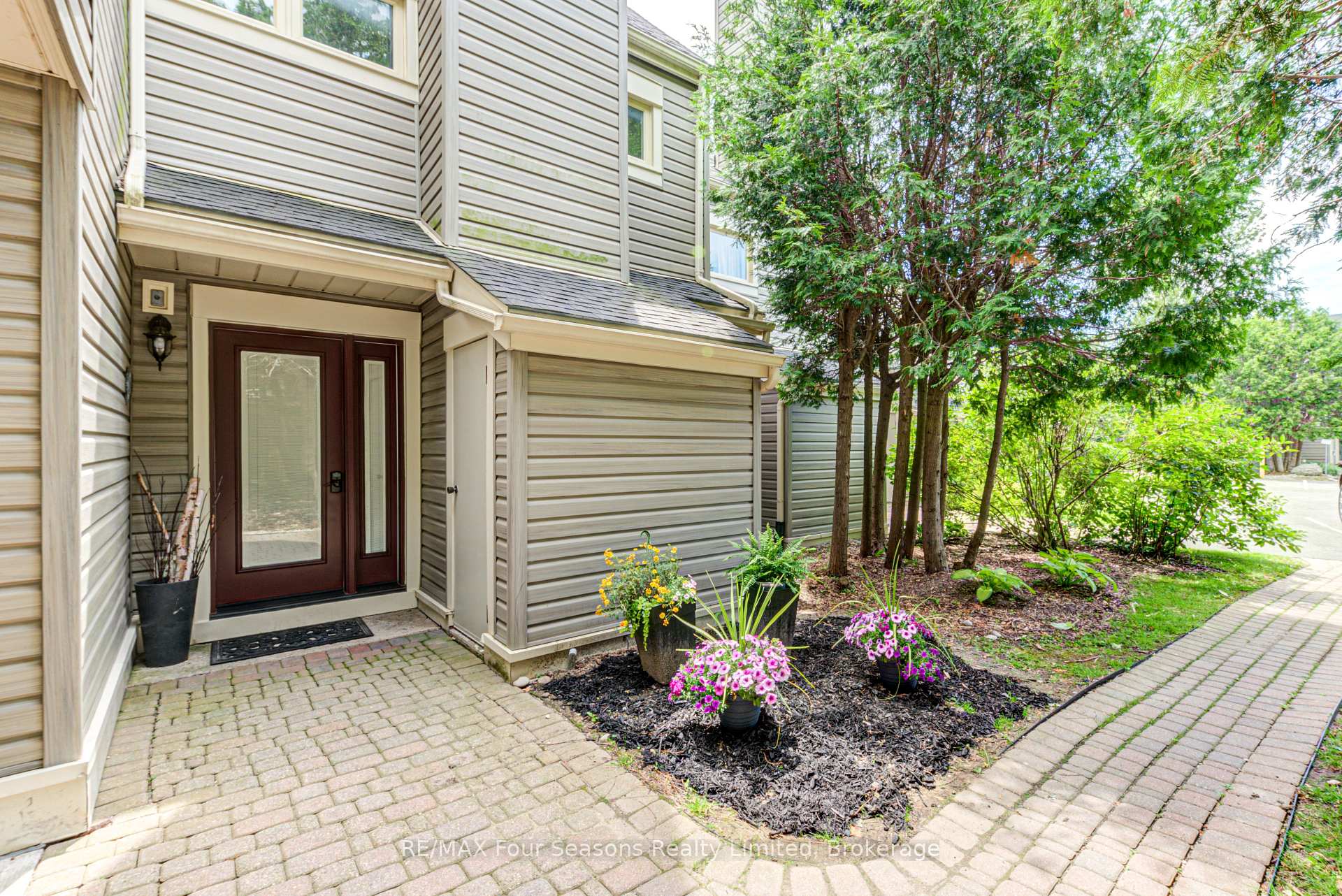 Photo 2 of 471 Oxbow Crescent, Collingwood — HOMEH