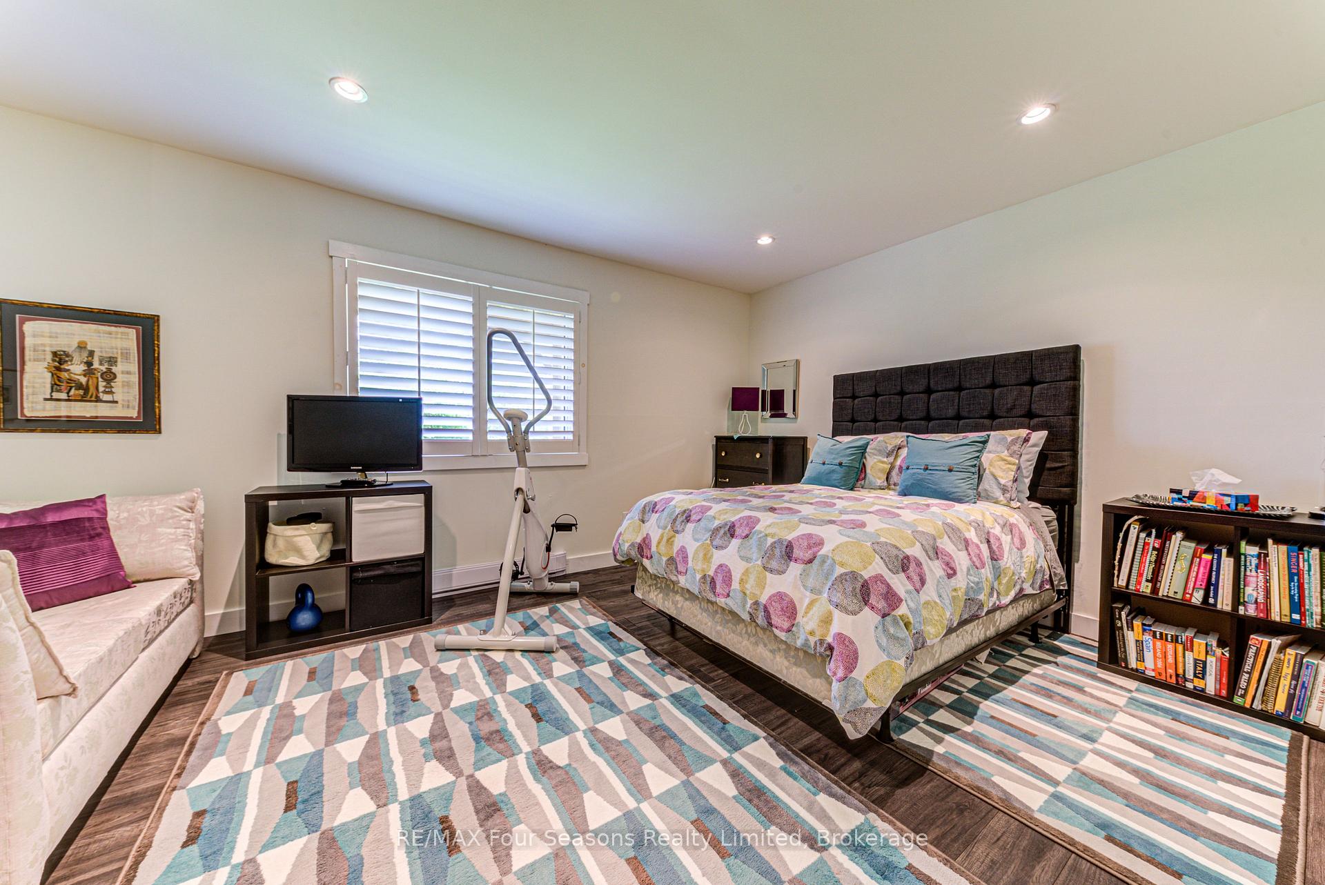 Photo 9 of 471 Oxbow Crescent, Collingwood — HOMEH