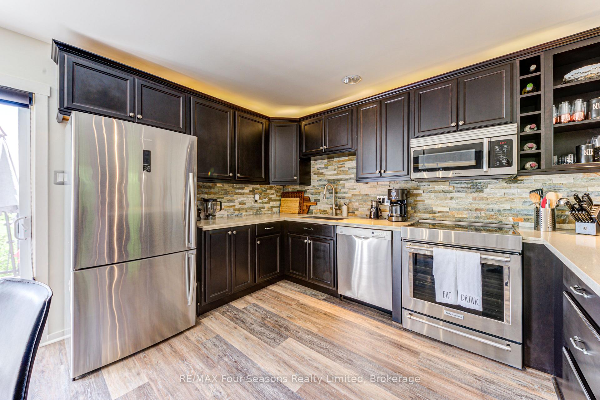 Photo 14 of 471 Oxbow Crescent, Collingwood — HOMEH