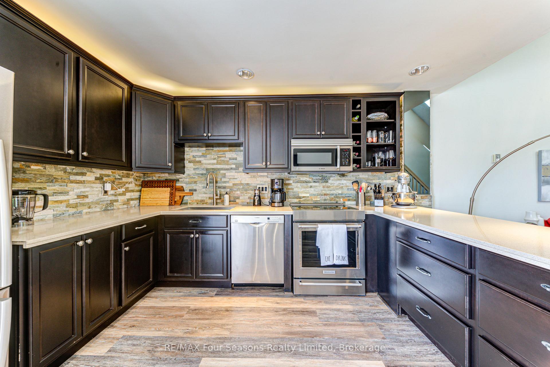 Photo 15 of 471 Oxbow Crescent, Collingwood — HOMEH