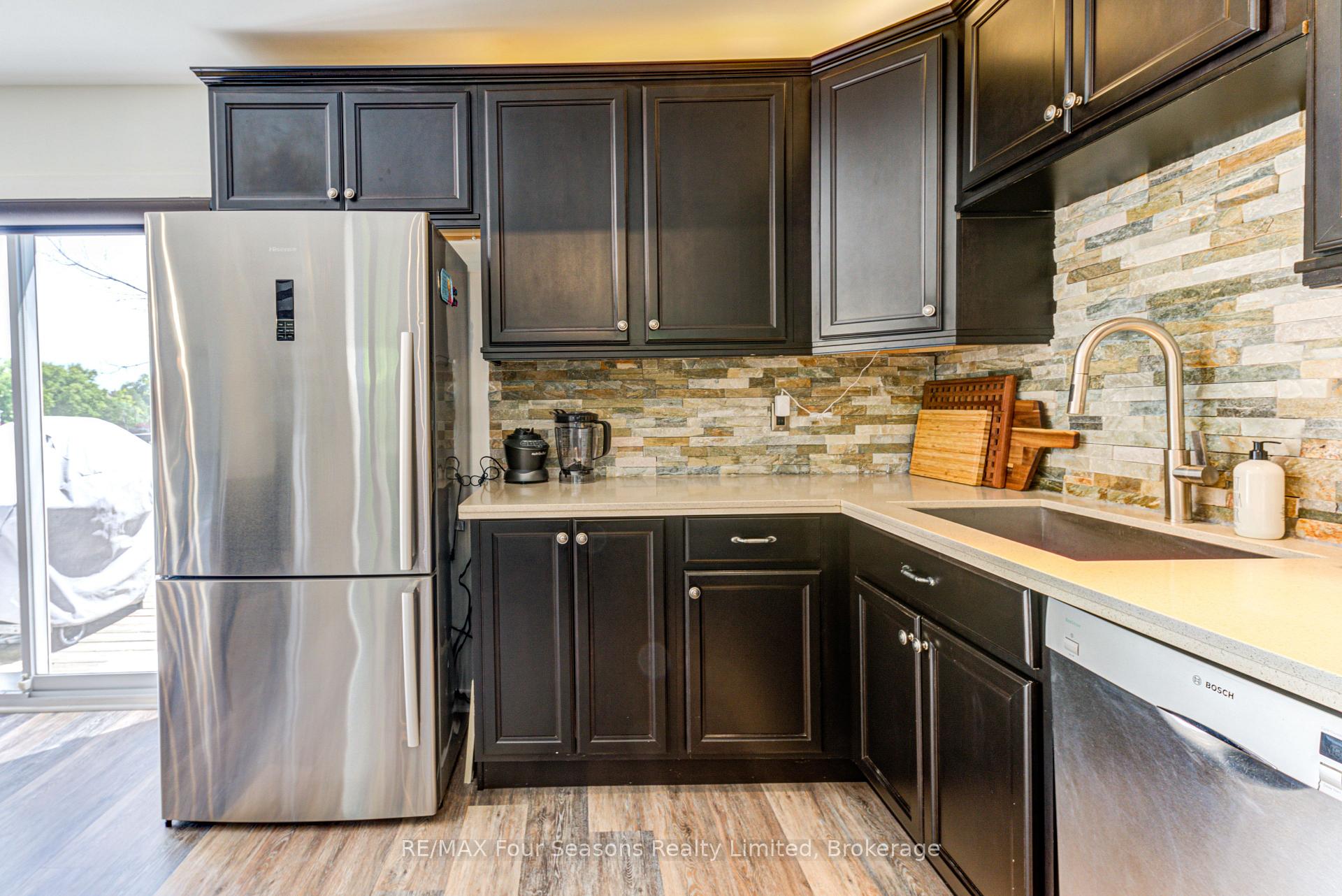 Photo 16 of 471 Oxbow Crescent, Collingwood — HOMEH