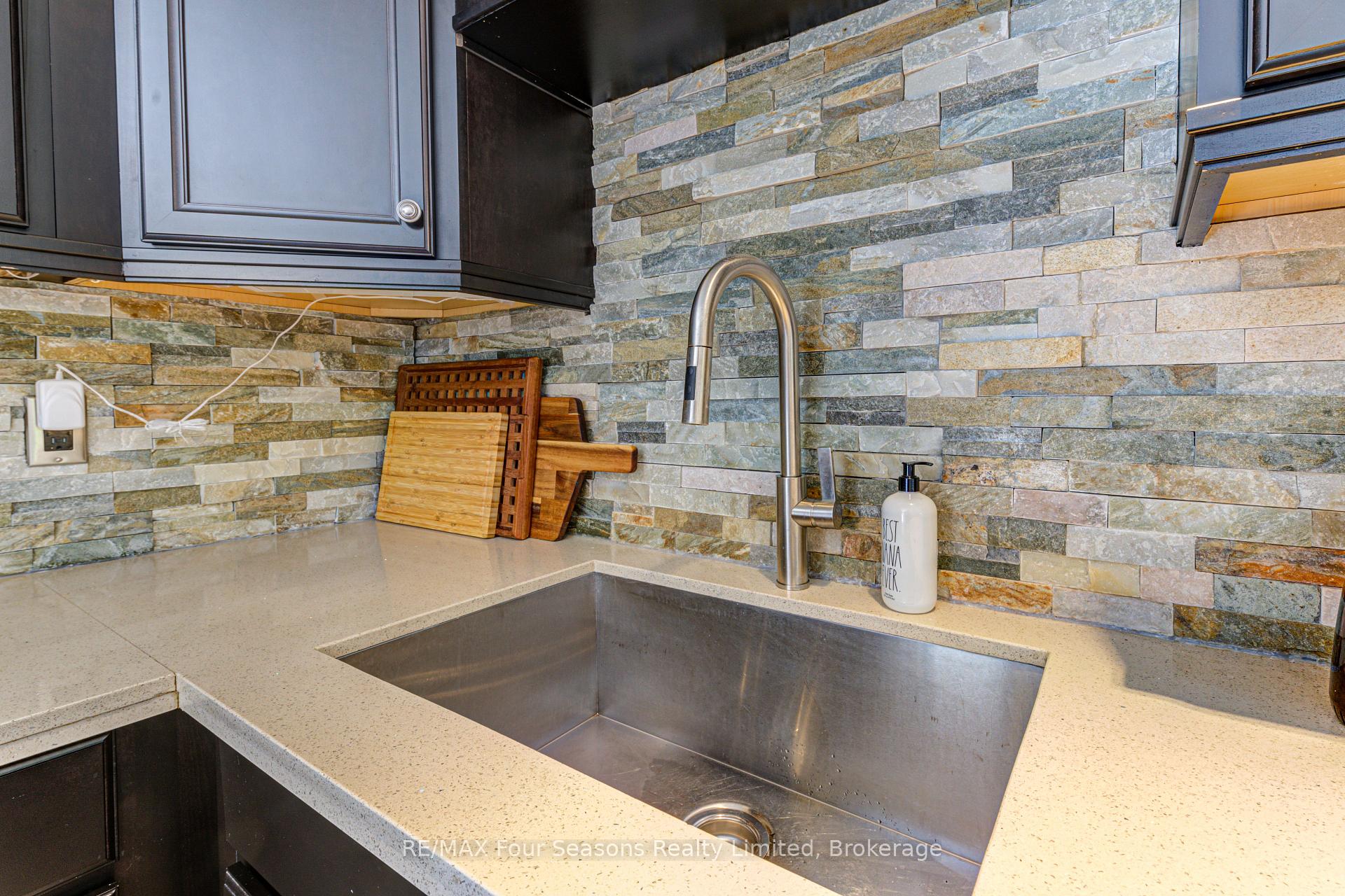 Photo 17 of 471 Oxbow Crescent, Collingwood — HOMEH
