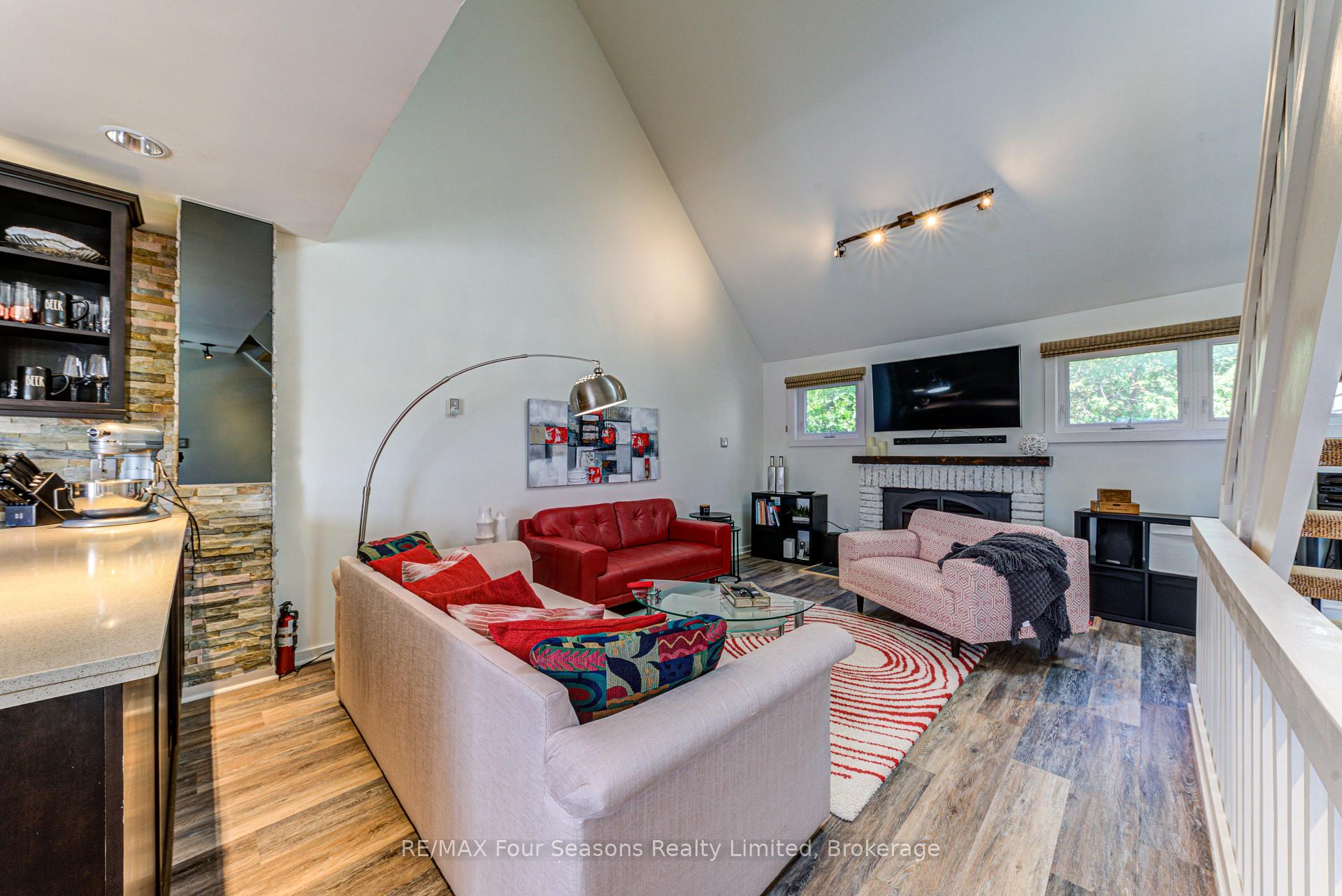 Photo 20 of 471 Oxbow Crescent, Collingwood — HOMEH