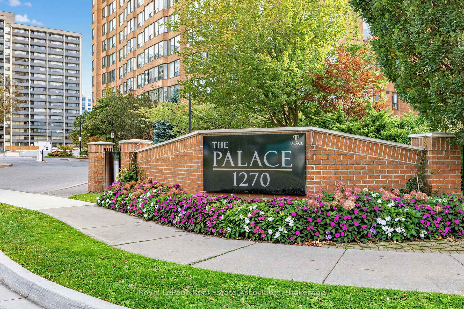 Photo 2 of Unit 1705, 1270 Maple Crossing Boulevard, Burlington, Brant — HOMEH