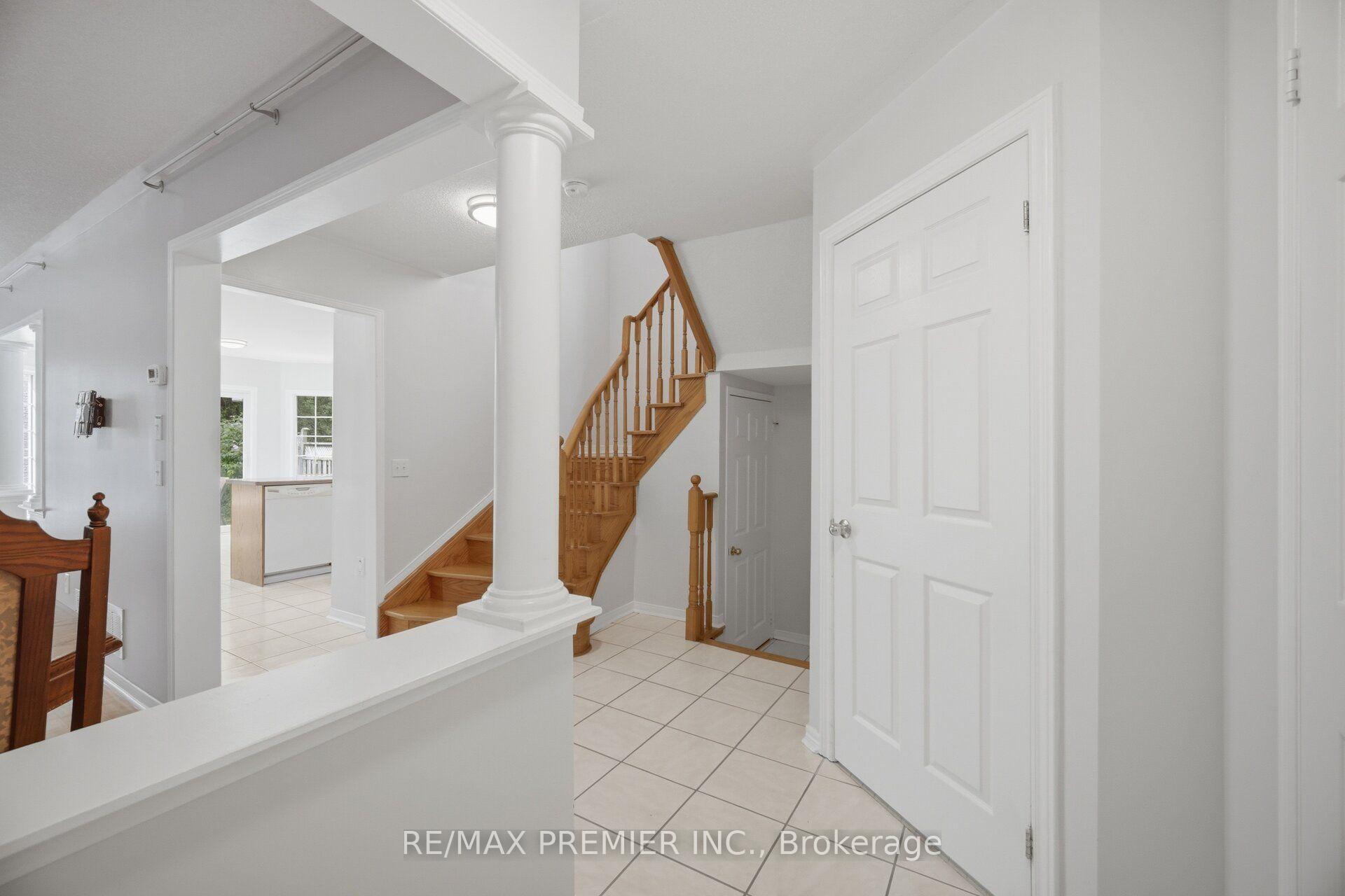 Photo 2 of 14 Crestridge Drive, Caledon, Bolton North — HOMEH