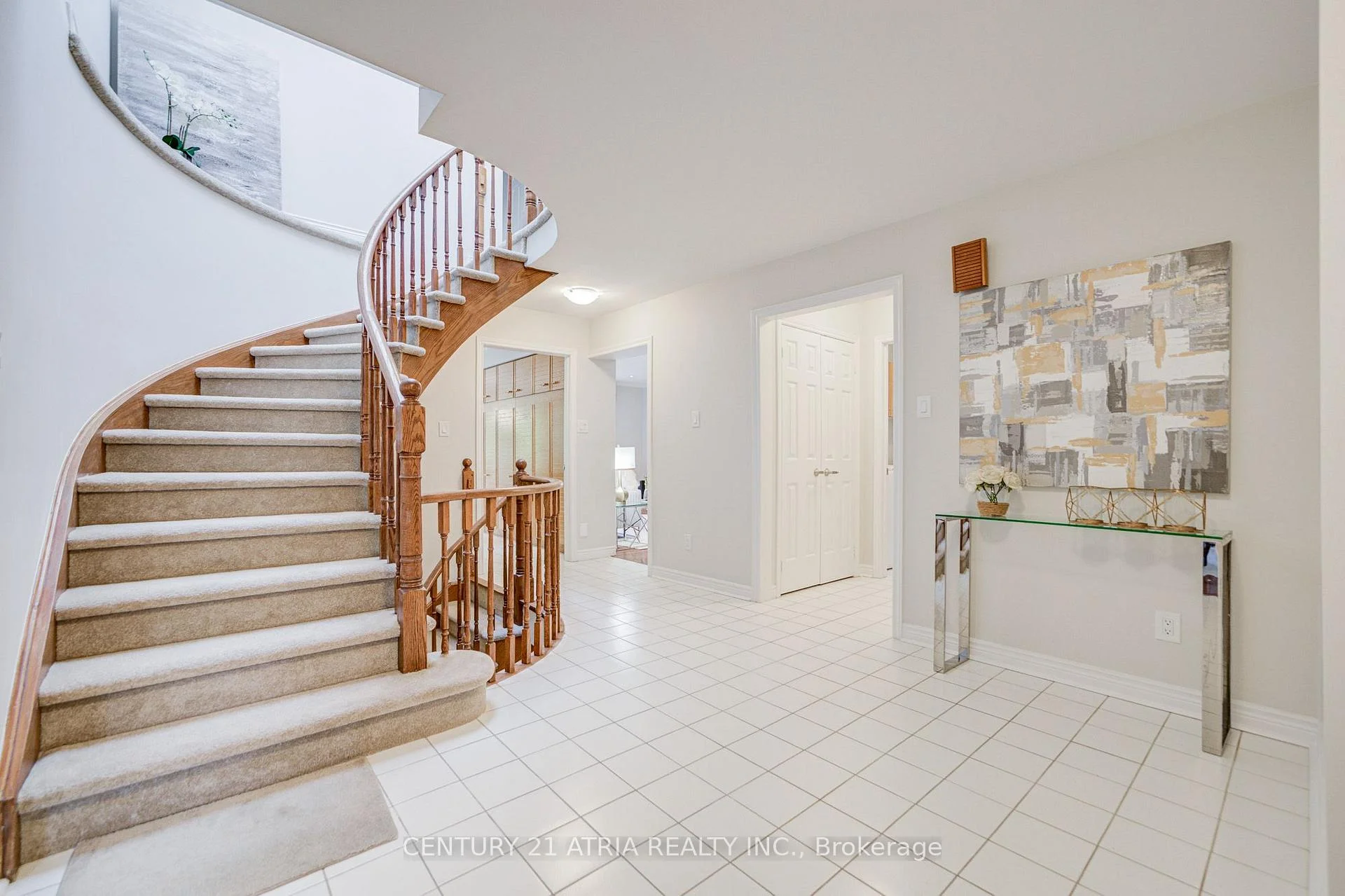 Photo 3 of 35 Millstone Court, Markham, Unionville — HOMEH