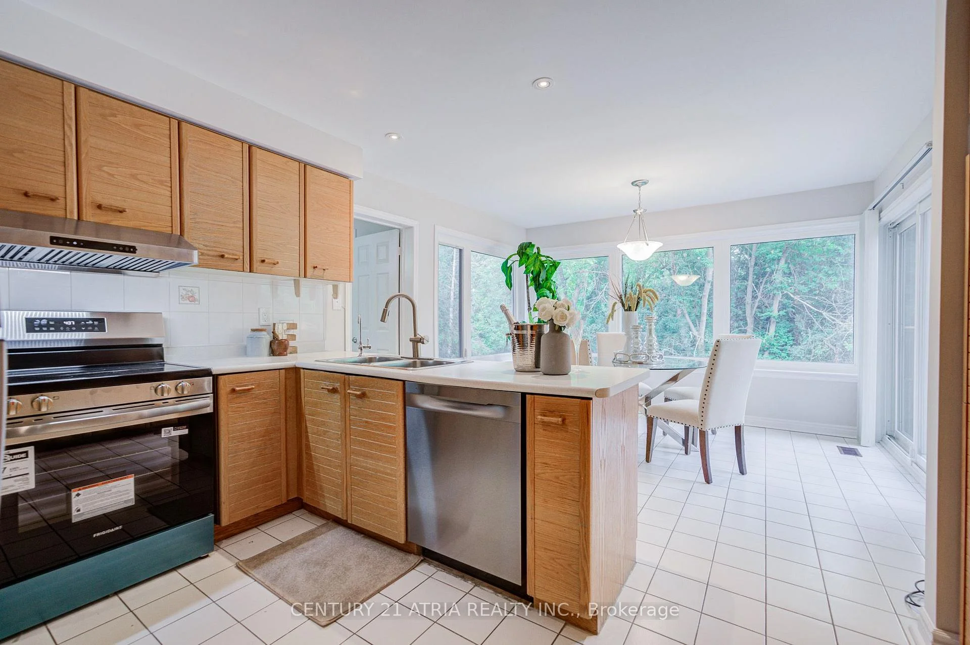 Photo 10 of 35 Millstone Court, Markham, Unionville — HOMEH