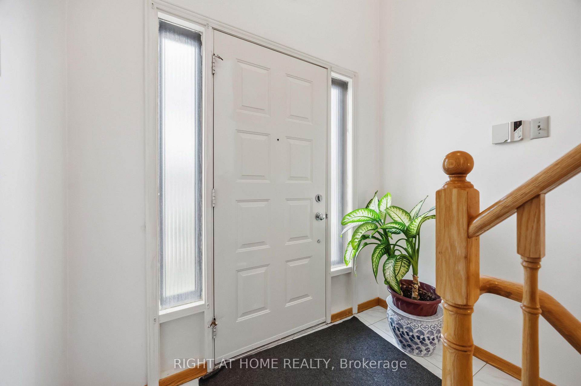 Photo 2 of 17 Cathy Jean Crescent, Etobicoke, Mount Olive-Silverstone-Jamestown — HOMEH