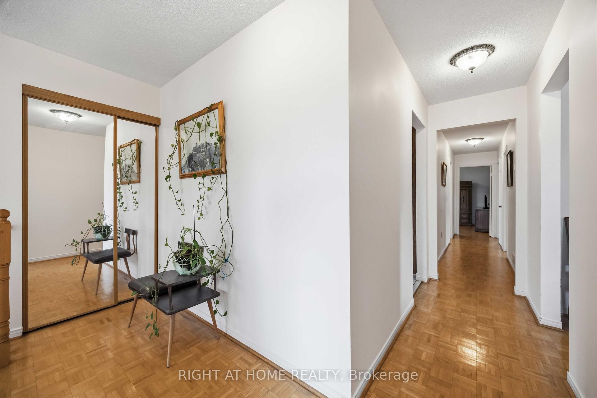 Photo 3 of 17 Cathy Jean Crescent, Etobicoke, Mount Olive-Silverstone-Jamestown — HOMEH