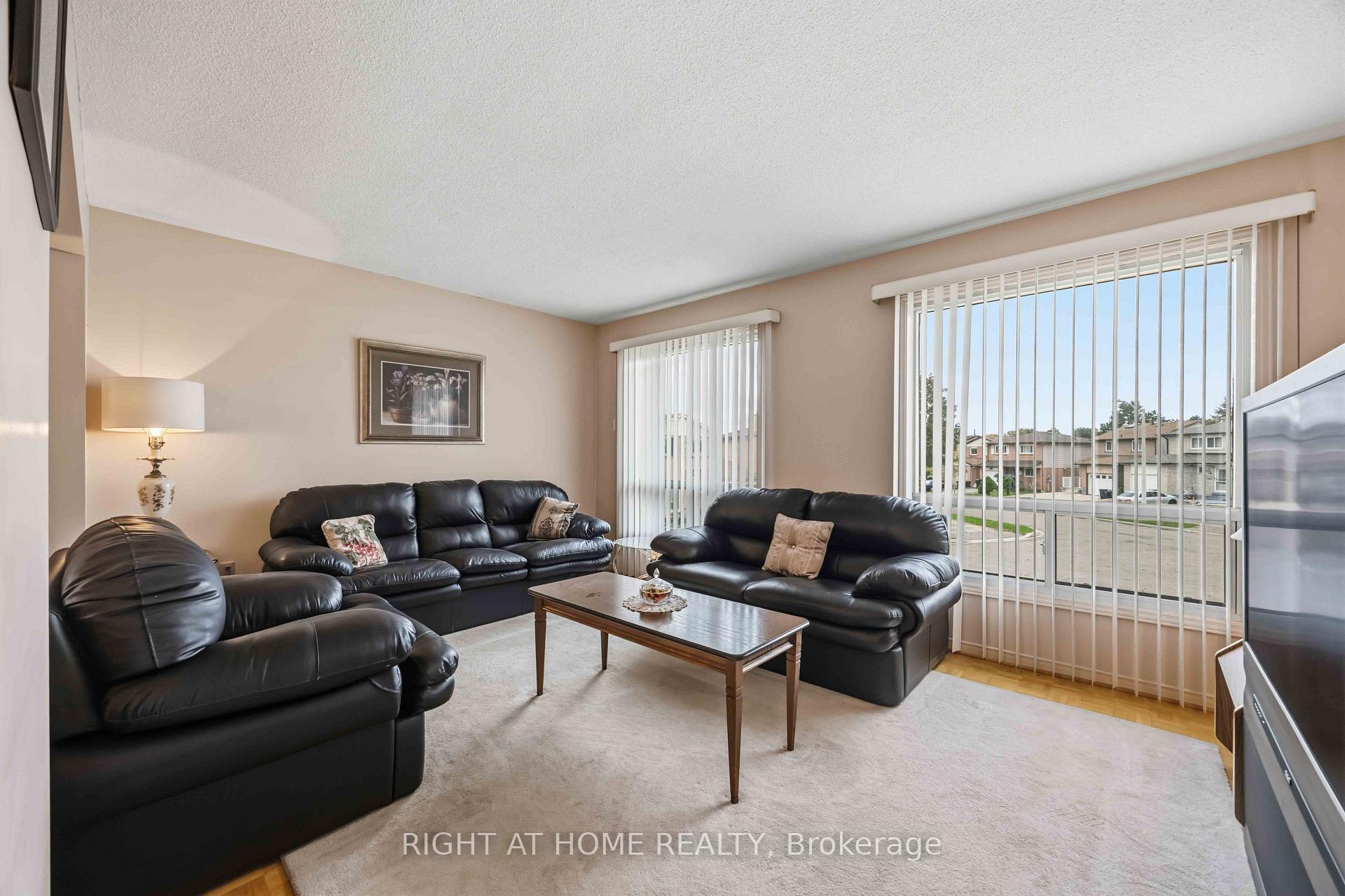 Photo 4 of 17 Cathy Jean Crescent, Etobicoke, Mount Olive-Silverstone-Jamestown — HOMEH