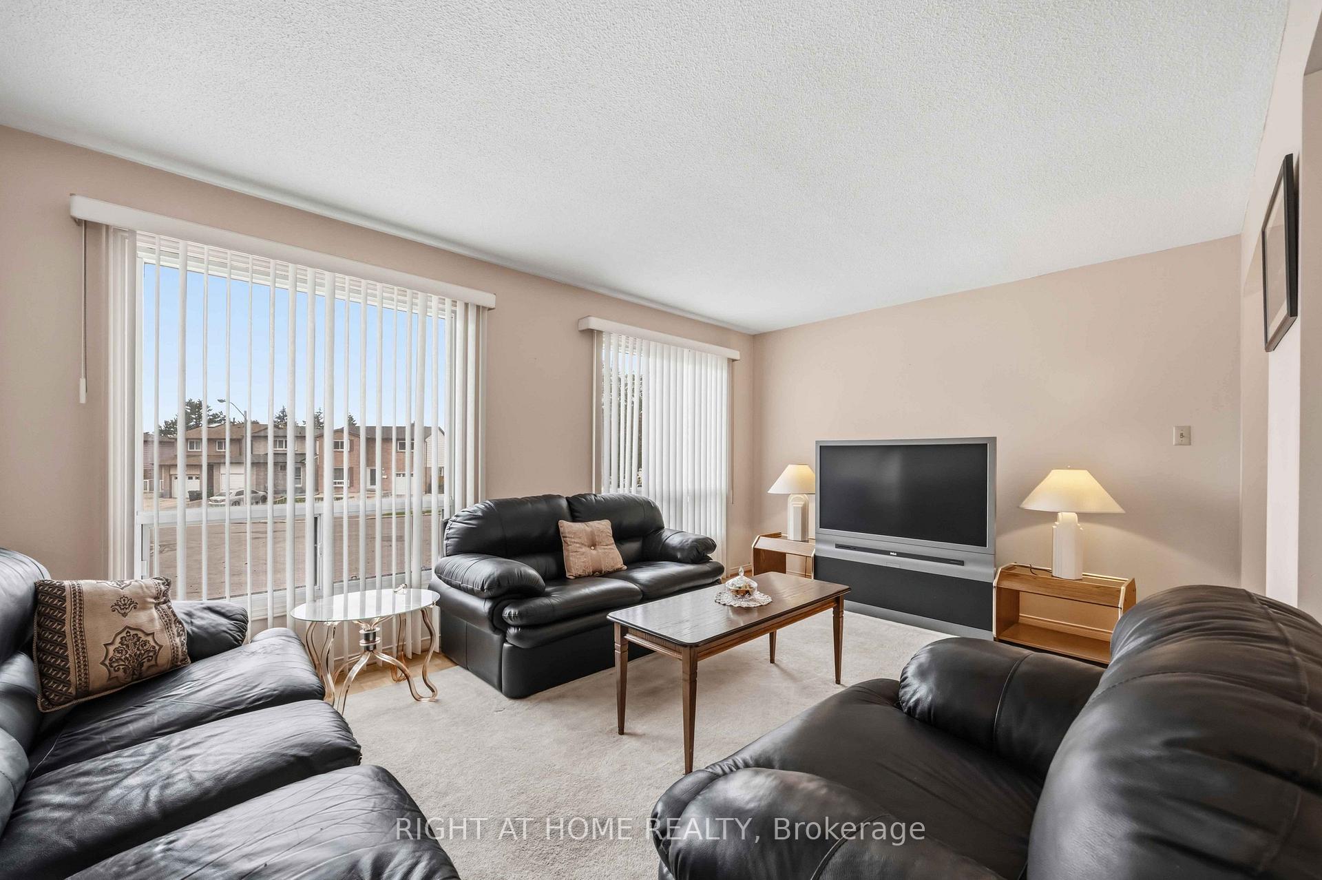 Photo 5 of 17 Cathy Jean Crescent, Etobicoke, Mount Olive-Silverstone-Jamestown — HOMEH