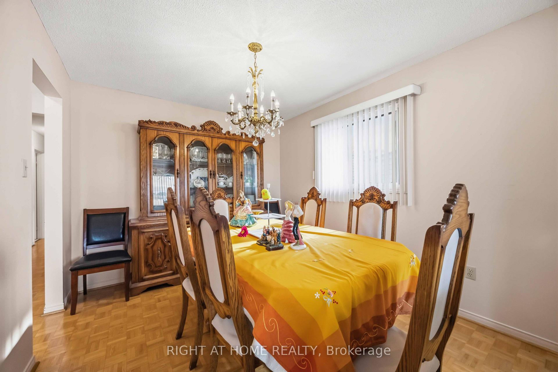 Photo 7 of 17 Cathy Jean Crescent, Etobicoke, Mount Olive-Silverstone-Jamestown — HOMEH