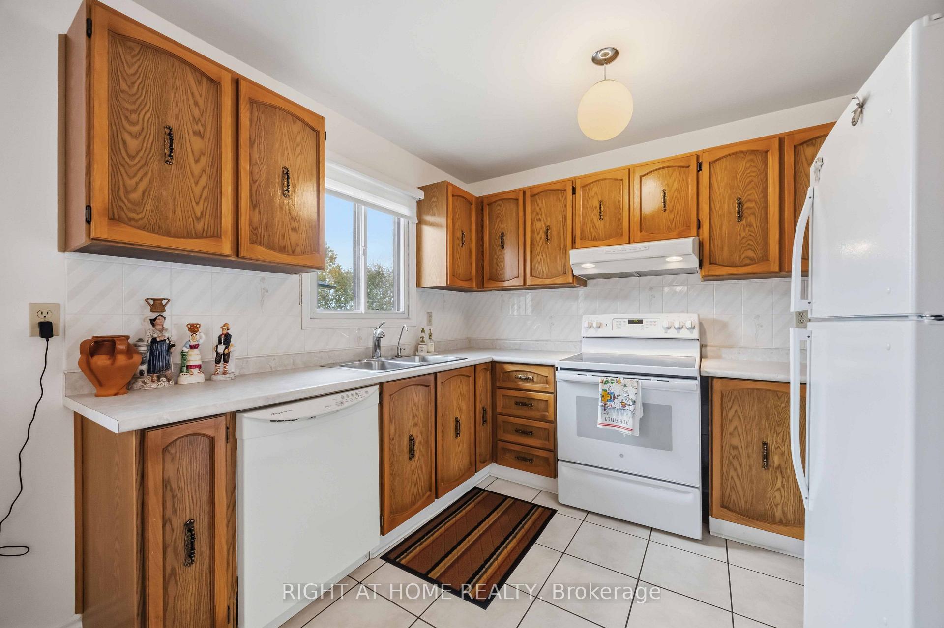 Photo 8 of 17 Cathy Jean Crescent, Etobicoke, Mount Olive-Silverstone-Jamestown — HOMEH