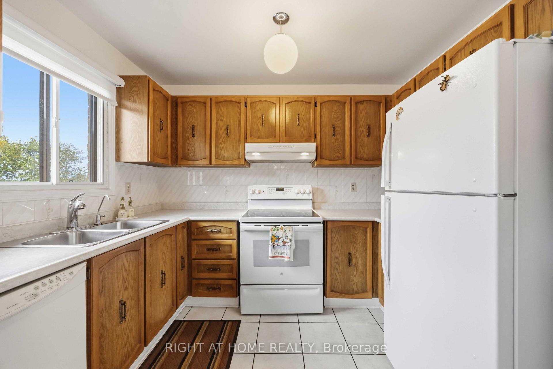 Photo 9 of 17 Cathy Jean Crescent, Etobicoke, Mount Olive-Silverstone-Jamestown — HOMEH