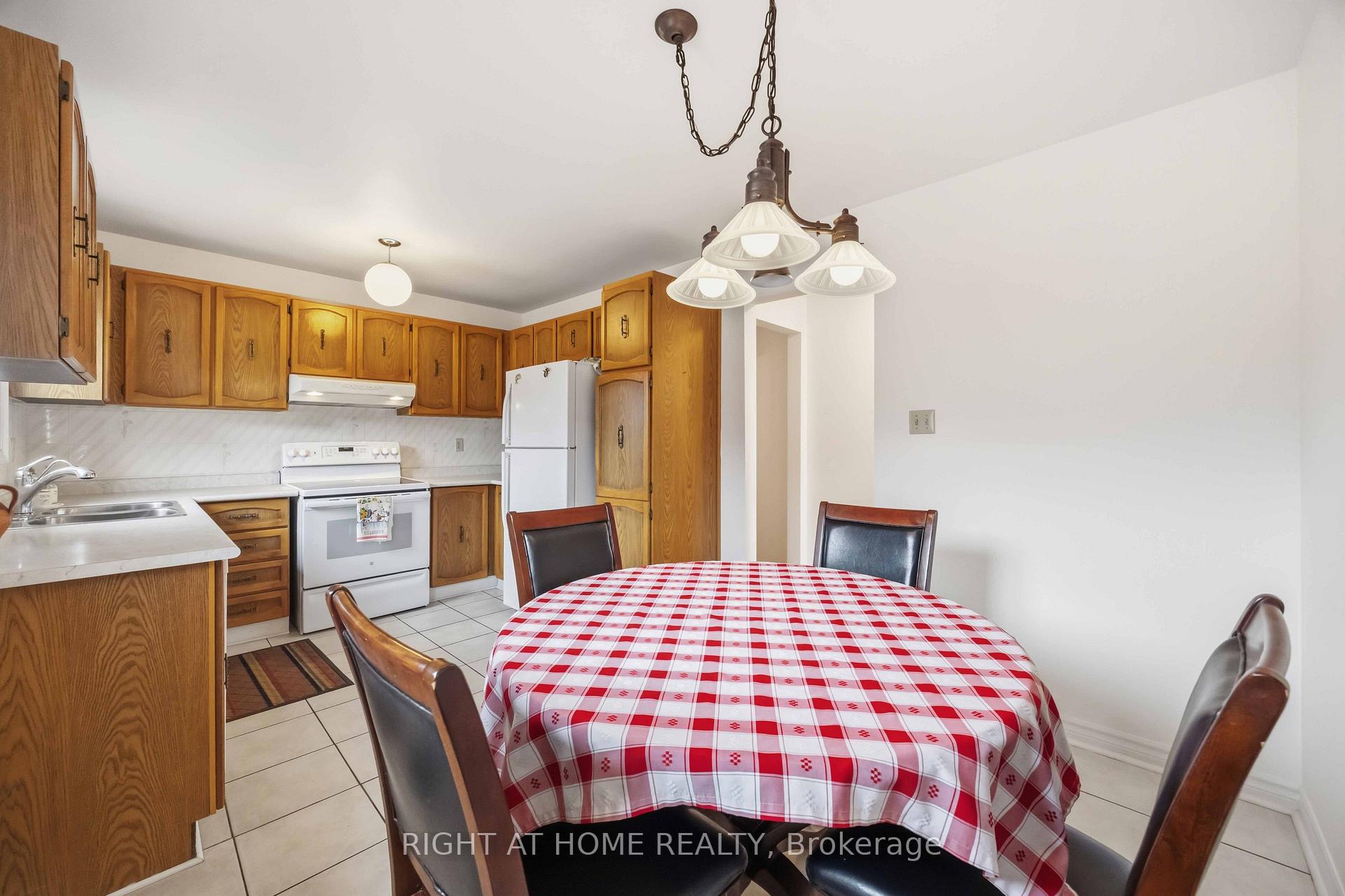 Photo 11 of 17 Cathy Jean Crescent, Etobicoke, Mount Olive-Silverstone-Jamestown — HOMEH