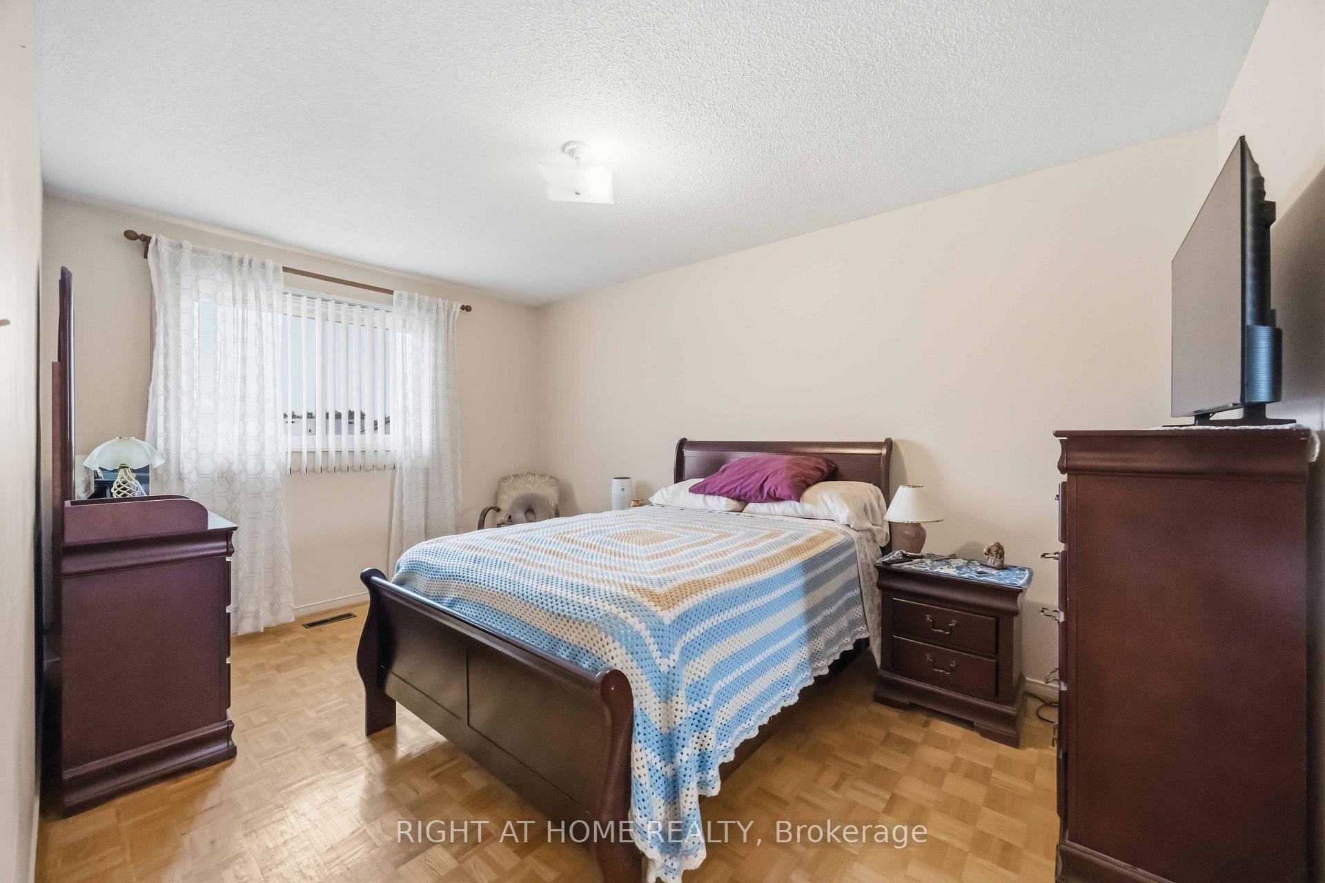 Photo 12 of 17 Cathy Jean Crescent, Etobicoke, Mount Olive-Silverstone-Jamestown — HOMEH