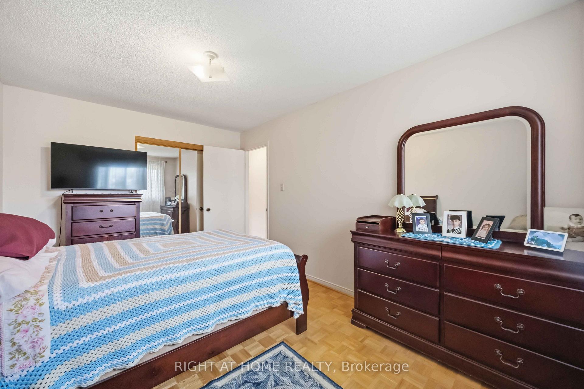 Photo 13 of 17 Cathy Jean Crescent, Etobicoke, Mount Olive-Silverstone-Jamestown — HOMEH