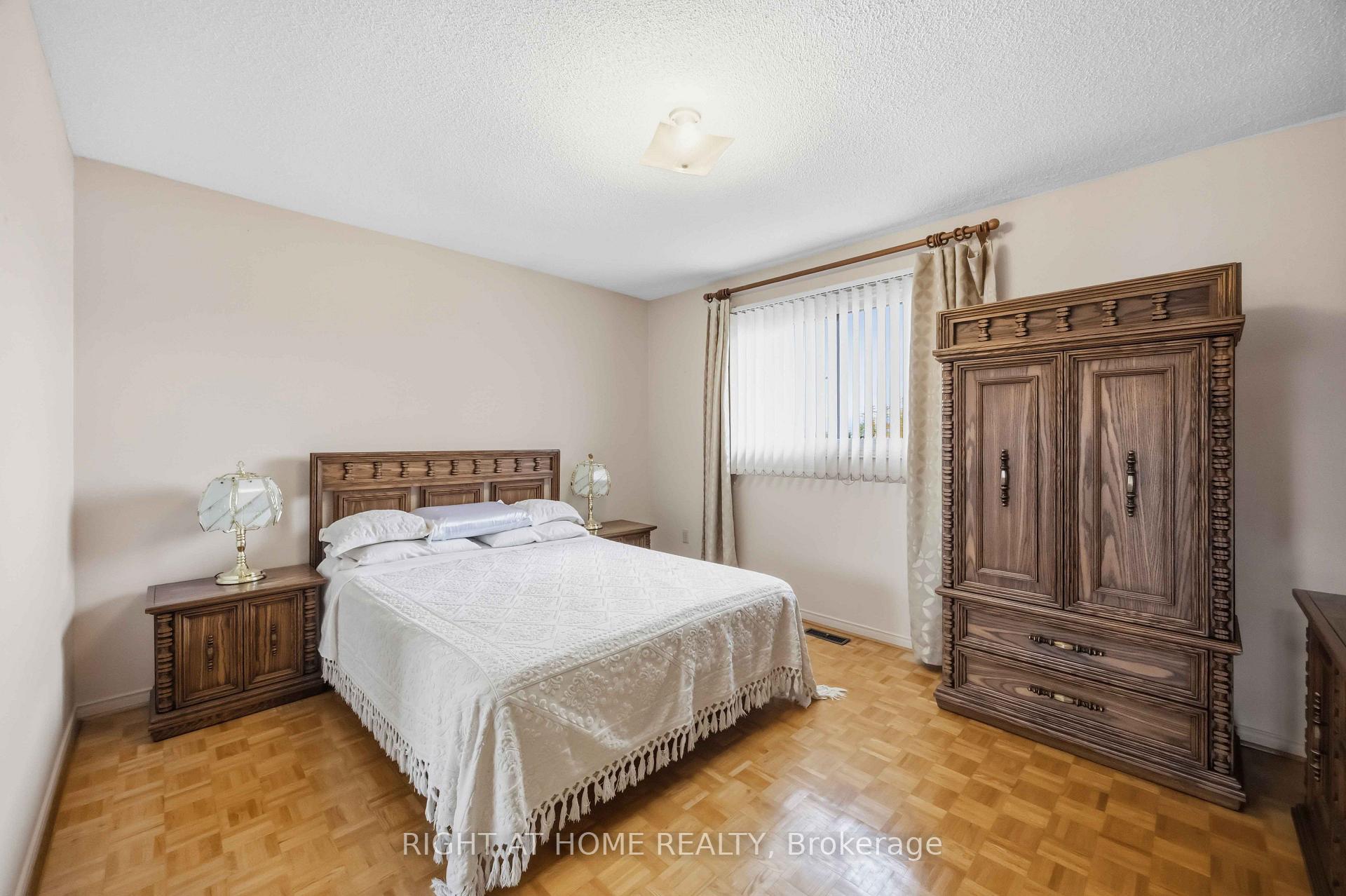 Photo 14 of 17 Cathy Jean Crescent, Etobicoke, Mount Olive-Silverstone-Jamestown — HOMEH
