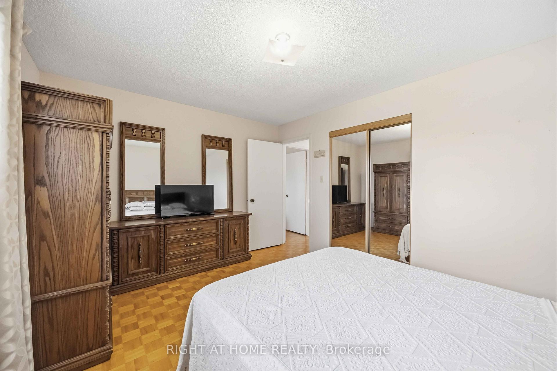 Photo 15 of 17 Cathy Jean Crescent, Etobicoke, Mount Olive-Silverstone-Jamestown — HOMEH