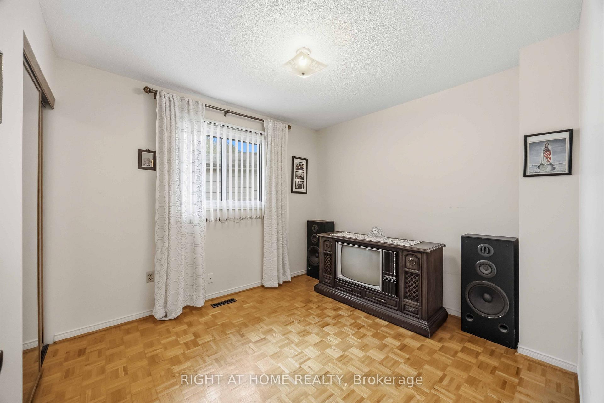 Photo 16 of 17 Cathy Jean Crescent, Etobicoke, Mount Olive-Silverstone-Jamestown — HOMEH