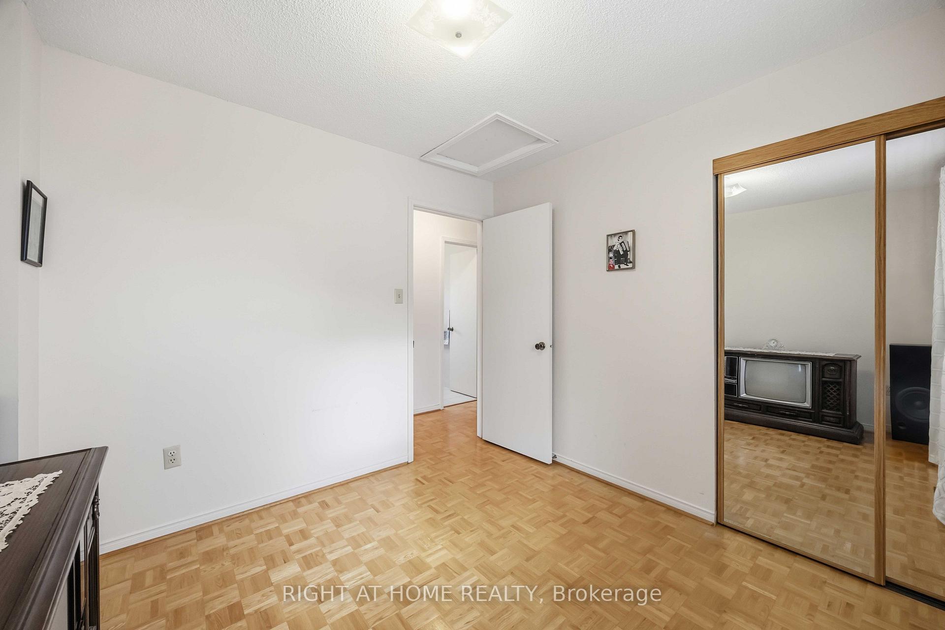 Photo 17 of 17 Cathy Jean Crescent, Etobicoke, Mount Olive-Silverstone-Jamestown — HOMEH