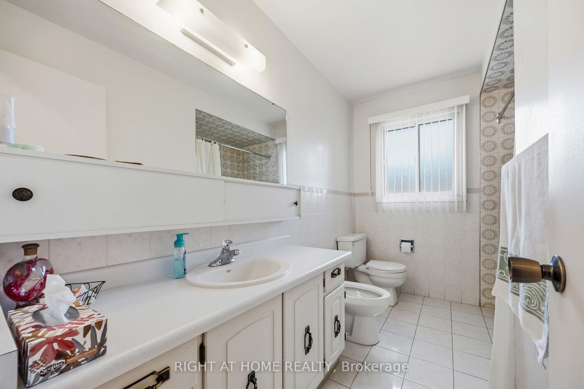Photo 18 of 17 Cathy Jean Crescent, Etobicoke, Mount Olive-Silverstone-Jamestown — HOMEH