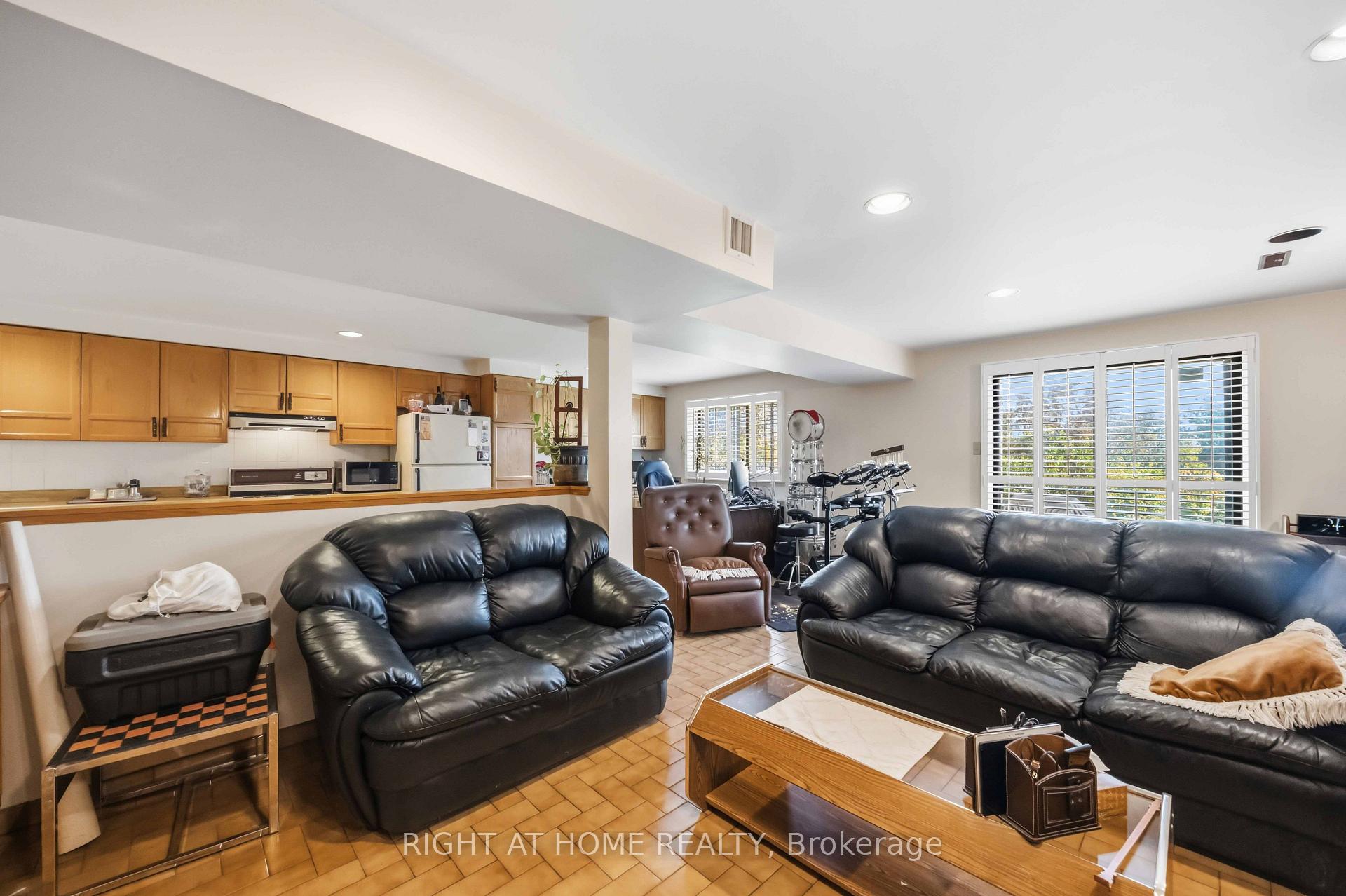 Photo 21 of 17 Cathy Jean Crescent, Etobicoke, Mount Olive-Silverstone-Jamestown — HOMEH