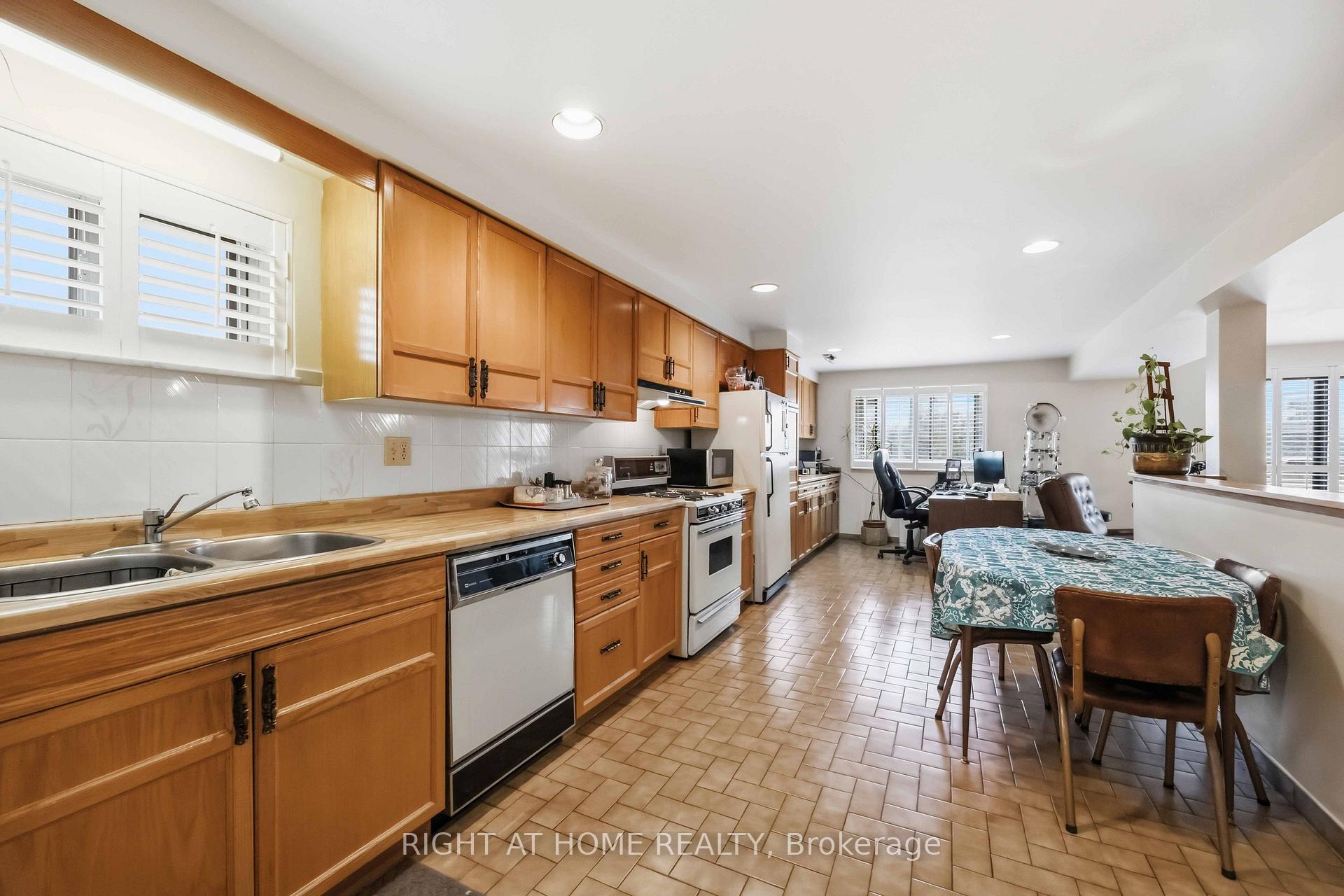 Photo 22 of 17 Cathy Jean Crescent, Etobicoke, Mount Olive-Silverstone-Jamestown — HOMEH