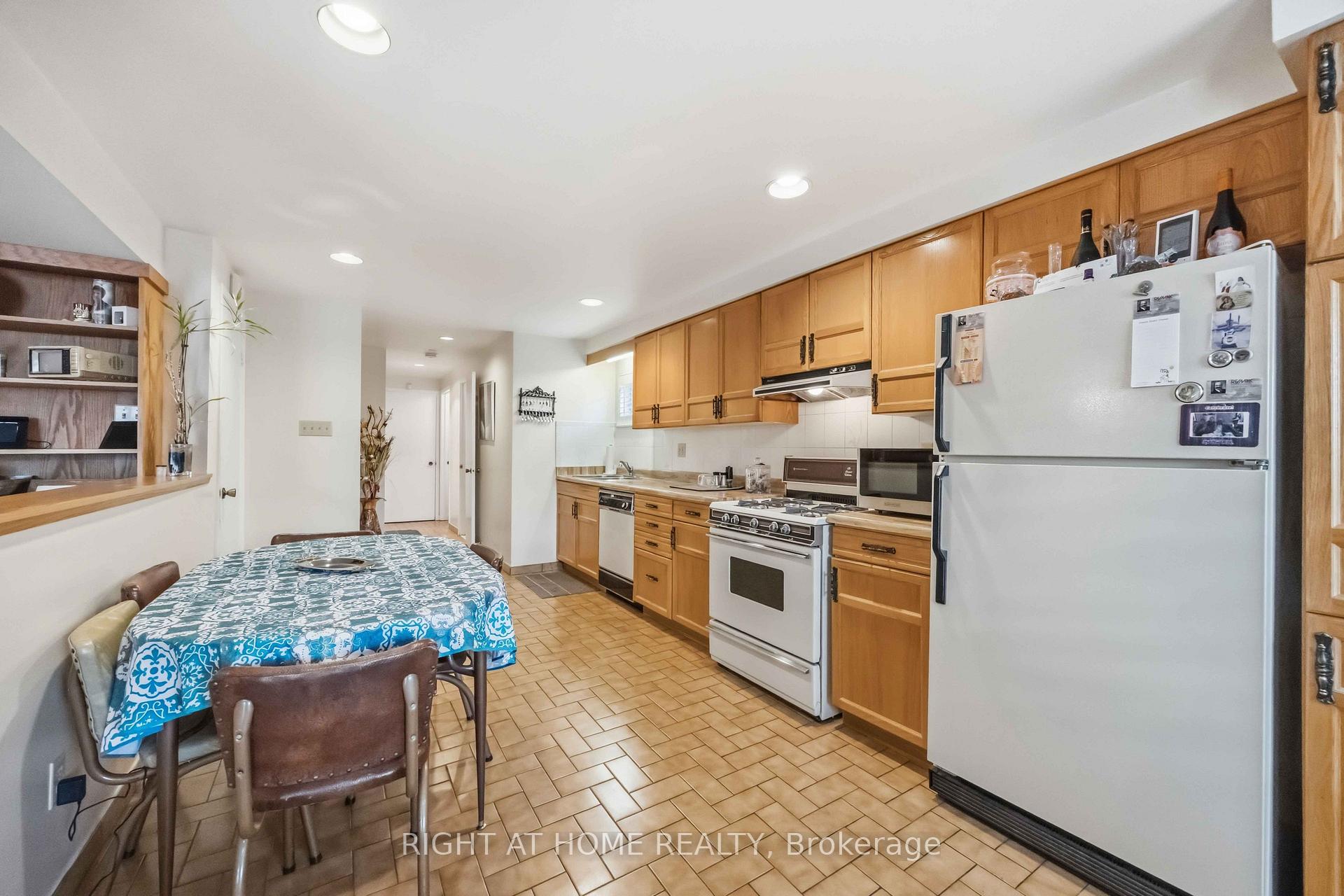 Photo 23 of 17 Cathy Jean Crescent, Etobicoke, Mount Olive-Silverstone-Jamestown — HOMEH