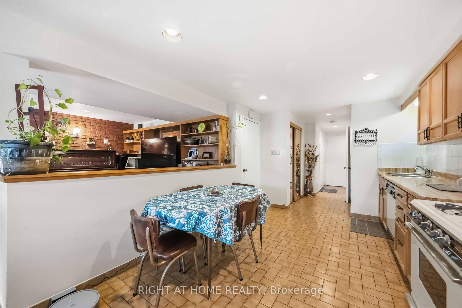 Photo 24 of 17 Cathy Jean Crescent, Etobicoke, Mount Olive-Silverstone-Jamestown — HOMEH